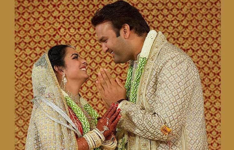 ঈশা ও আনন্দ পরস্পরের দিক থেকে চোখ ফেরাতেই পারছিলেন না এ দিন। দু’জনেরই পোশাকে ছিল সবুজ ও বেইজ রঙের ছোঁয়া। রোলস রয়েস গাড়িতে বরযাত্রীদের সঙ্গে এসেছিলেন আনন্দ। তারপরই প্রথামতো মালাবদল করেন তারা। পরস্পরের দিকে তাকিয়ে হেসেও ফেলেন।