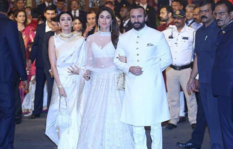 কারিনা কাপুর, স্বামী সাইফ আলি খান ও দিদি কারিশমা কাপুরের সঙ্গে এসেছিলেন ঈশাকে শুভেচ্ছা জানাতে। ছিলেন দিশা পাটানিও।