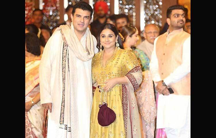 বিদ্যা বালান এসেছিলেন স্বামীর সঙ্গে। এসেছিলেন সস্ত্রীক বিধুবিনোদ চোপড়া। ছিলেন কর্ণ জোহরও।