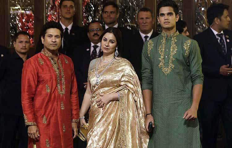 সচিন টেন্ডুলকার তার স্ত্রী অঞ্জলি ও ছেলে অর্জুনকে নিয়ে এসেছিলেন। তিন জনেই সনাতনী পোশাকে পাপারাজ্জিদের জন্য পোজও দেন।