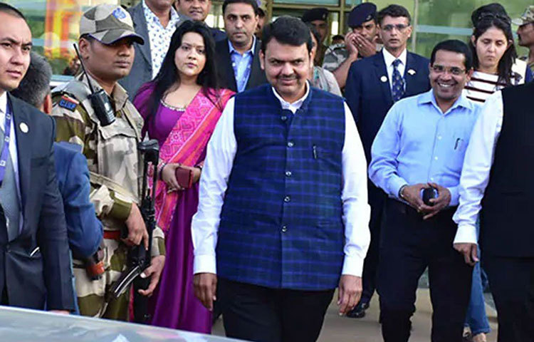 প্রি-ওয়েডিংয়েই আমন্ত্রিত ছিলেন প্রাক্তন মার্কিন ফার্স্ট লেডি। উদয়পুরে আম্বানী কন্যার প্রি ওয়েডিং সেরিমনিতে এসেছিলেন মহারাষ্ট্রের মুখ্যমন্ত্রী দেবেন্দ্র ফড়ণবীসও। মুম্বাইয়েও আসতে চলেছেন হাই প্রোফাইল তারকা ও কেন্দ্রীয় মন্ত্রীরা। অন্য রাজ্যের রাজনৈতিক ব্যক্তিত্বদেরও দেখা যাবে অম্বানী কন্যার মেয়ের বিয়েতে।