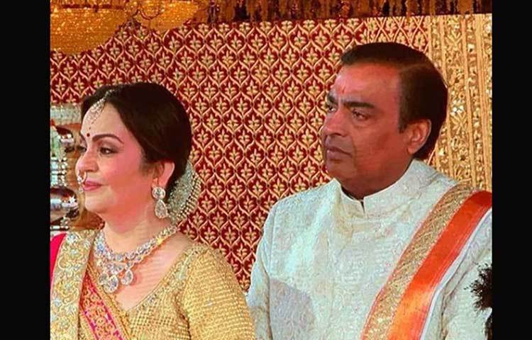 মুকেশ ও নীতা অভ্যর্থনায় কোনো রকম ত্রুটি তো রাখেননি। বরং আর পাঁচ জন বাবা-মায়ের মতোই মেয়ের বিয়ের দিন একটানা কাজ করতেও দেখা গিয়েছে দুজনকে।