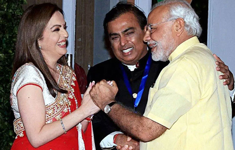 প্রধানমন্ত্রী নরেন্দ্র মোদি অম্বানী কন্যার বিয়েতে আসবেন কি না তা নিয়ে জল্পনা থাকলেও প্রাক্তন রাষ্ট্রপতি প্রণব মুখোপাধ্যায়, কেন্দ্রীয় মন্ত্রী রাজনাথ সিংহ, পশ্চিমবঙ্গের মুখ্যমন্ত্রী মমতা বন্দ্যোপাধ্যায়, বিজয় রুপাণি, টিডিপি প্রধান চন্দ্রবাবু নায়ডু, প্রকাশ জাভড়েকররা উপস্থিত থাকতে পারেন বিয়েতে, জানিয়েছে সূত্র।