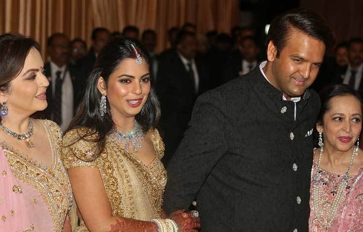 এ দিন ছিমছাম মেক আপে সাজেন ঈশা। এই হালকা মেক আপে তাকে যেমন সুন্দর দেখাচ্ছেল, তেমনই তার পোশাক ও গহনা এতে আরও বেশি করে চোখে পড়ছিল।