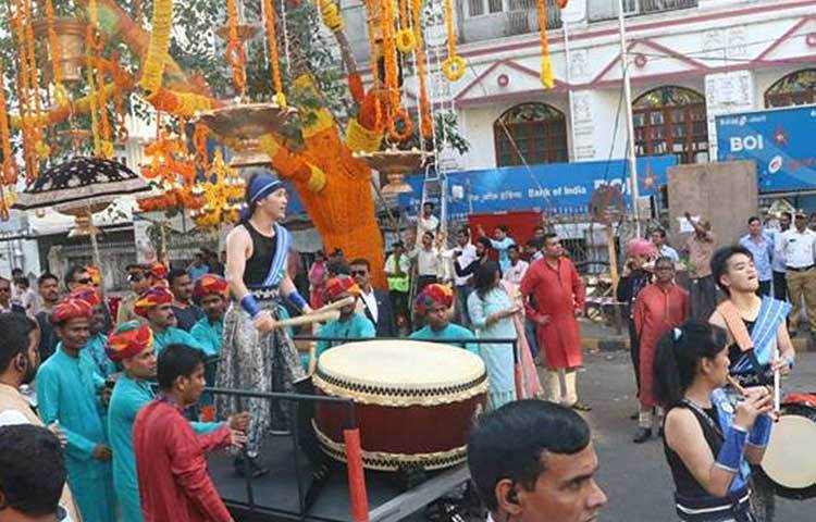 বরযাত্রীদের সঙ্গে ছিলেন পেশাদার নৃত্যশিল্পীরা। দেশের বিভিন্ন প্রান্তের লোকশিল্পীরাও এতে অংশ নিয়েছেন।