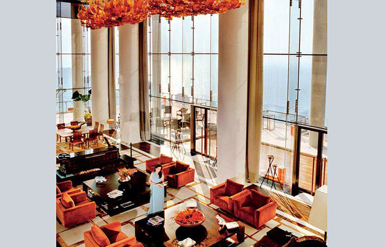 মুম্বাইয়ের টোনি পেডার রোডের ২৭ তলার আবাসন ঘিরে কড়া নিরাপত্তা জারি রয়েছে। কাছাকাছি প্রায় প্রতিটি পাঁচতারা হোটলেই বুকিং হয়ে গিয়েছে অতিথিদের জন্য। আম্বানী পরিবার ছাড়াও মুকেশ এবং অনিলের মায়ের তরফে কোকিলাবেন পরিবারের আত্মীয়রাও চলে এসেছেন ১১ তারিখ রাত থেকেই।