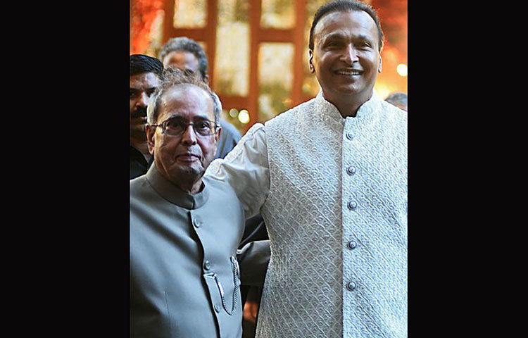 রাজনৈতিক ব্যক্তিত্বদের মধ্যে প্রথমেই এসেছিলেন প্রাক্তন রাষ্ট্রপতি প্রণব মুখোপাধ্যায়। ঈশার কাকা অনিল অম্বানী সাদরে অভ্যর্থনা জানান তাকে।