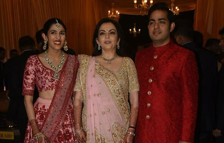 ছেলে আকাশ ও হবু পুত্রবধূ শ্লোক মেহতার সঙ্গে মেয়ের রিসেপশনের দিন পোজ দিতে দেখা গেল নীতা আম্বানীকে। পরে কেবল আকাশ ওশ্লোক একসঙ্গে নানা পোজে ছবি তোলেন।