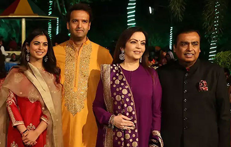 মেয়ের বিয়ের জন্য একটা গোটা অ্যাপ্লিকেশনই বানিয়ে ফেলেছেন আম্বানীরা। কোনও অসুবিধা হলে উত্তর দেবে সেই অ্যাপও। কী ধরনের ড্রেস কোড থাকছে, অতিথিদের জন্য কী কী অনুষ্ঠান রয়েছে, তাও জানিয়ে দেবে এই অ্যাপ।