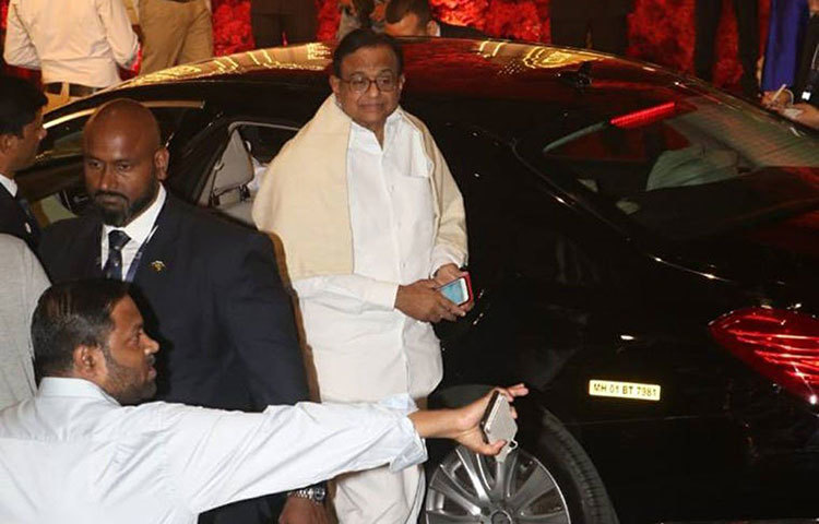 এসেছিলেন প্রাক্তন অর্থমন্ত্রী কংগ্রেস নেতা চিদম্বরমও। সাংবাদিকদের সঙ্গে কথাও বলেন তিনি।