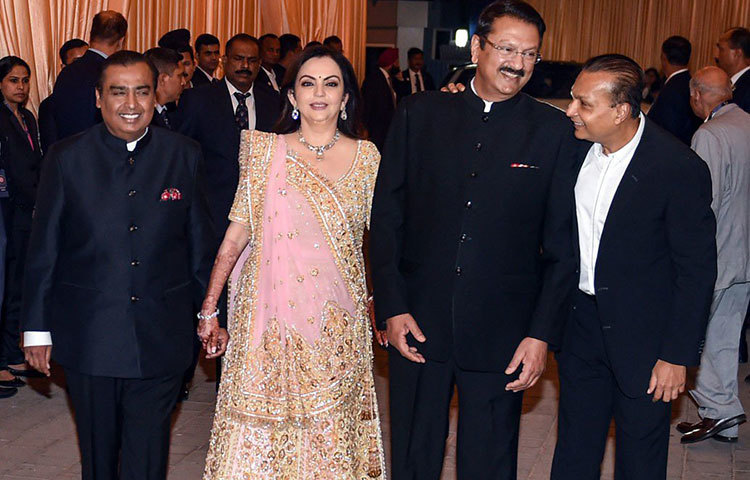 সব ব্যস্ততা সরিয়ে ভাইঝির রিসেপশনে উপস্থিত ছিলেন অনিল অম্বানীও। আনন্দ পিরামলের বাবা অজয় পিরামল ও দাদা-বৌদি মুকেশ-নীতার সঙ্গে হাসিমুখে ধরা পড়লেন তিনি।