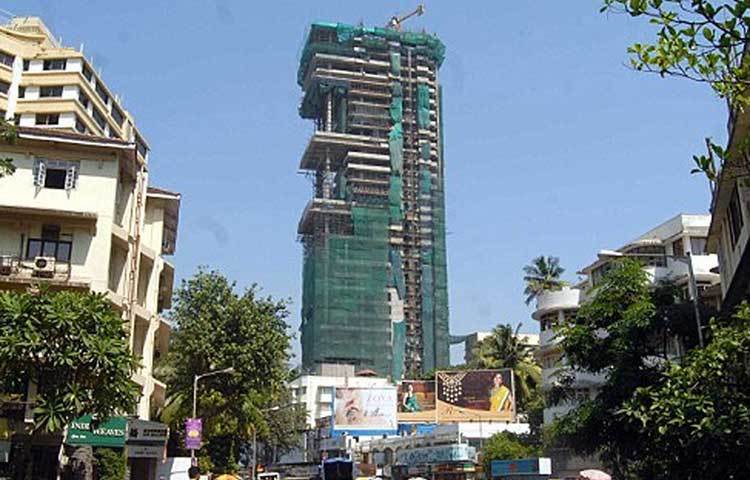 মুম্বাইয়ের ব্যস্ততম রাস্তার কাছেই এই মেগাপোলিস। তাই যান চলাচল নিয়ন্ত্রণের জন্যও বিশেষ ব্যবস্থা নেওয়া হয়েছে।