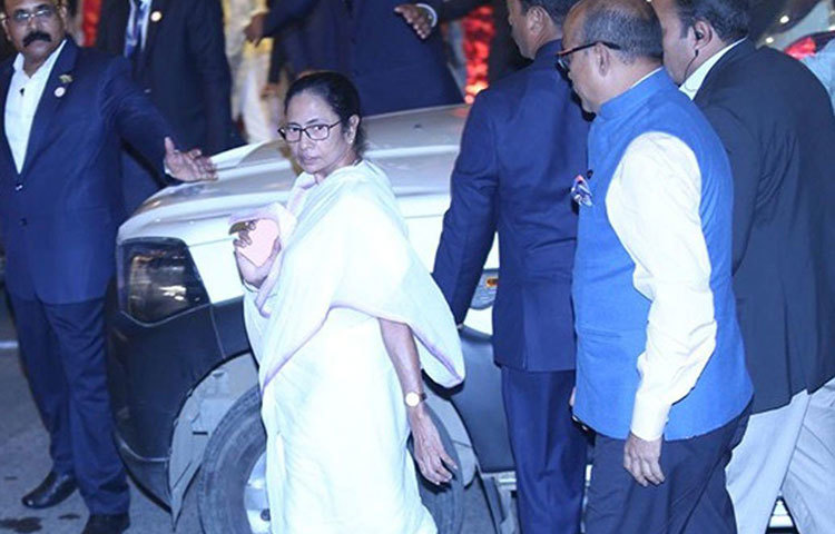ঈশার বিয়েতে চির চেনা শাড়িতেই দেখা গিয়েছে পশ্চিমবঙ্গের মুখ্যমন্ত্রী মমতা বন্দ্যোপাধ্যায়কে।