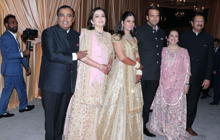 বিয়ে কেবল দু’জন মানুষ নয়, দুই পরিবারেরও বন্ধন। সে কথাই যেন মনে করিয়ে দিচ্ছে এই ছবি।