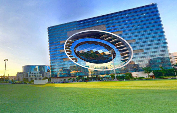 শুক্রবার দিন আয়োজন করা হয়েছে ওপেন এয়ার রিসেপশনের। বান্দ্রা-কুরলা কমপ্লেক্সের একটি বিলাসবহুল বাগানে এই আয়োজন করা হচ্ছে। অস্কারজয়ী সংগীত পরিচালক এ আর রহমান ও উস্তাদ জাকির হোসেনের পারফরম্যান্স থাকার কথা ওই দিন।