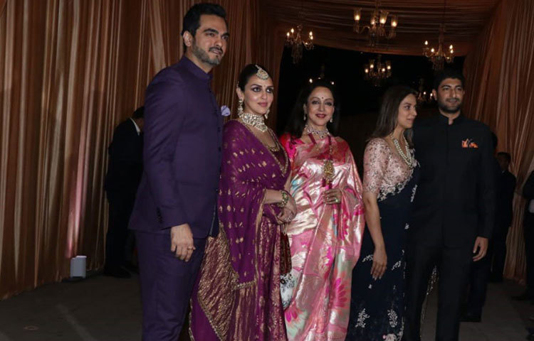 সন্ধ্যা হতে না হতেই অতিথিদের ঢল নামে জিও গার্ডেনে। রিসেপশনে যোগ দিতে এসে হেমা মালিনি তার দুই কন্যা ও তাদের পরিবারের সঙ্গে ছবিও তুললেন। অসাধারণ সাজে তারা প্রত্যেকেই হয়ে উঠেছিলেন গ্লামারাস! হেমা মালিনির এভারগ্রিন বিউটি যেন অনুষ্ঠানের ঝলক বাড়িয়ে দেয় আরও কয়েক গুণ।