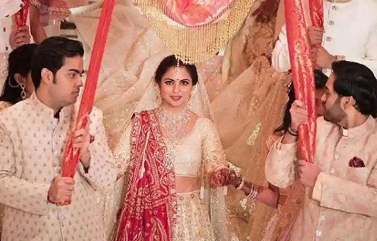 আম্বানী কন্যা ঈশাকে দুই ভাই বিয়ের মণ্ডপে নিয়ে আসার সময় তিনি আবেগপ্রবণ হয়ে পড়েছিলেন, এবার পরিবারের সকলে মিলে আনন্দ করবেন, এমনটাই জানিয়েছে সূত্র।