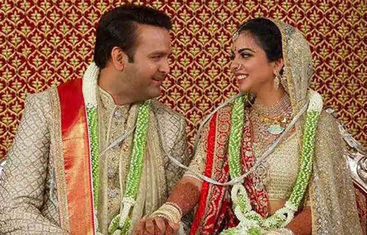 এই রিসেপশন শুরু হবে ঠিক সন্ধা ৭টা থেকে। প্রত্যেক অতিথিকে বিশেষ অ্যাপ্লিকেশনের মাধ্যমে জানিয়ে দেওয়া হয়েছে এই কথা।