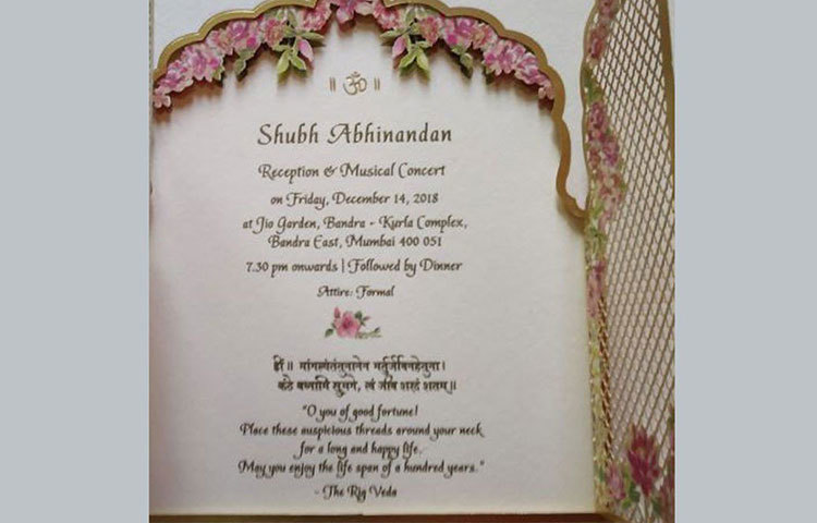 রিসেপশনের জন্য যে কার্ডটি বেছেছেন ঈশা আর আনন্দ তাতে রয়েছে আবেগের ছোঁয়া। দু’জনেরই জীবনে ঠাকুরদা, ঠাকুরমার অবদান অসীম। সেই অনুযায়ী, বিশেষ দুটি প্রতীক নির্বাচন করেছেন তারা বিয়ের কার্ডের জন্য।