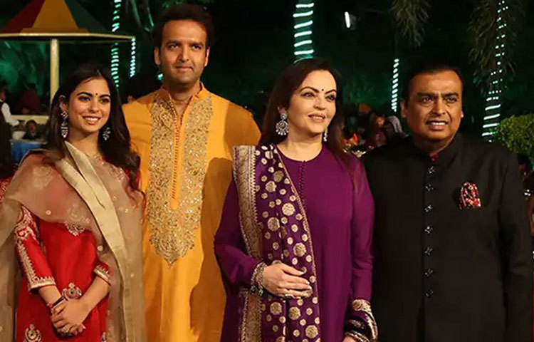 ঈশা ও আনন্দ জানিয়েছেন, জীবনের সবচেয়ে আনন্দের দিনটা তারা কাটাতে চান অতিথিদের উপস্থিতিতে। তাদের শুভেচ্ছাও চেয়েছন নবদম্পতি।