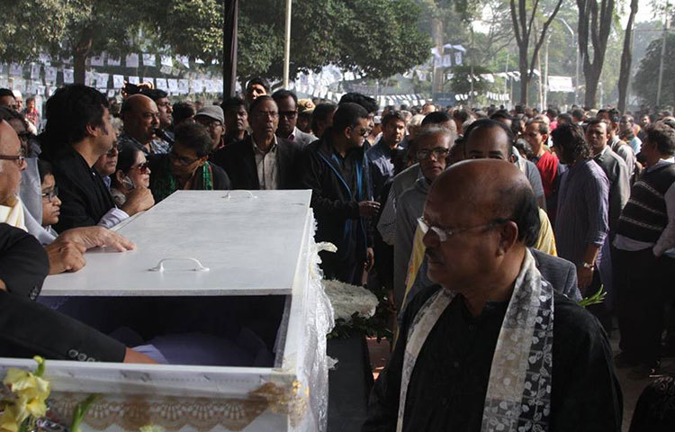 আজ শনিবার সকাল সাড়ে ১১টায় জাতীয় শহীদ মিনারে নিয়ে আসা হয় কিংবদন্তি এই চলচ্চিত্র নির্মাতার মরদেহ। ছবি : মাহবুব আলম