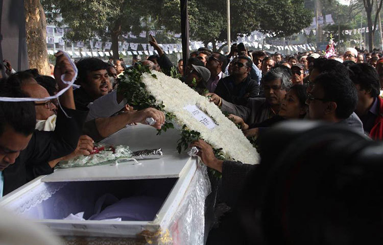 সিনেমার মানুষ ছাড়াও সাধারণ মানুষেরও ঢল নেমেছে শহীদ মিনারে। ছবি : মাহবুব আলম