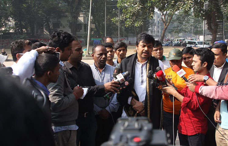 আমজাদ হোসেনের পুত্র সোহেল আরমান গণমাধ্যমের কাছে বাবা হারানোর শোক প্রকাশ করছেন। ছবি : মাহবুব আলম