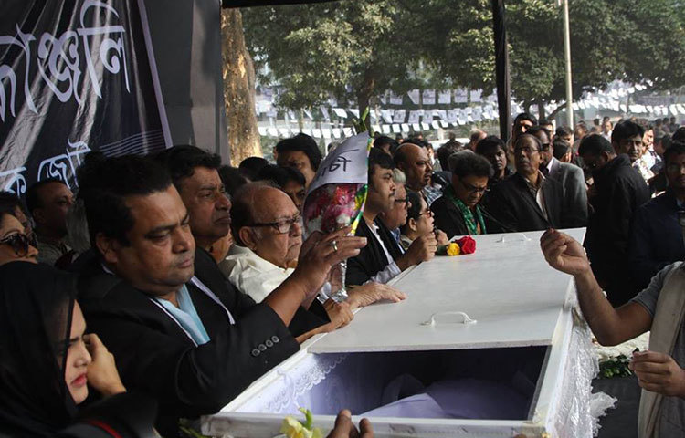 ভক্তরা তার কফিনে ফুলেল শ্রদ্ধা জানাচ্ছে। ছবি : মাহবুব আলম