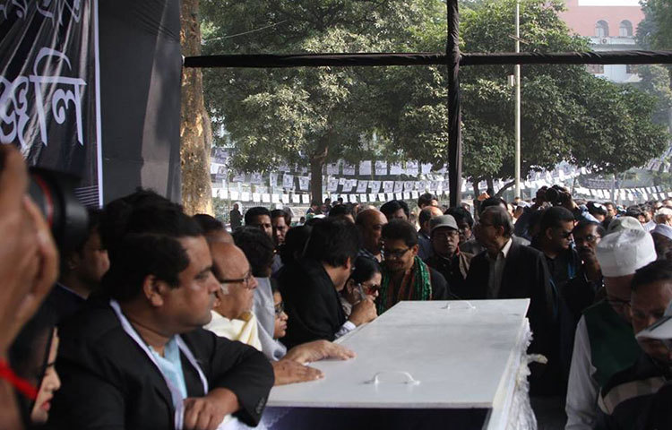 আমজাদ হোসেনকে শ্রদ্ধা জানাতে মানুষের ঢল নেমেছে। ছবি : মাহবুব আলম