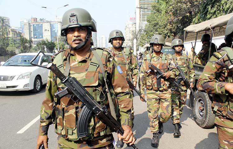 রাজধানীর বাংলা মটর এলাকায় সেনাবাহিনীর সদস্যরা টহল দিচ্ছে। ছবি : বিপ্লব দিক্ষিৎ