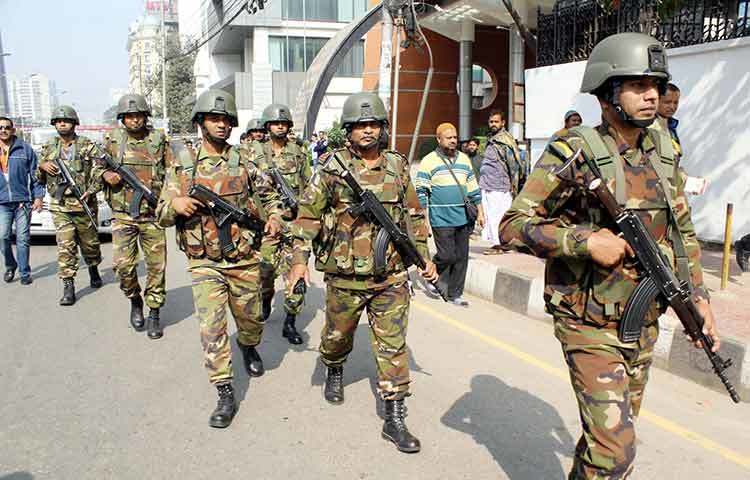 আইএসপিআর জানায়, টহলের পাশাপাশি সেনাবাহিনী তার নিজ নিজ দায়িত্বপূর্ণ এলাকার আইন-শৃঙ্খলা বাহিনীর সাথে নিয়মিতভাবে যোগাযোগ রাখছে এবং যেকোনো প্রয়োজনে সার্বিক সহায়তা করতে প্রস্তুত রয়েছে। ছবি : বিপ্লব দিক্ষিৎ