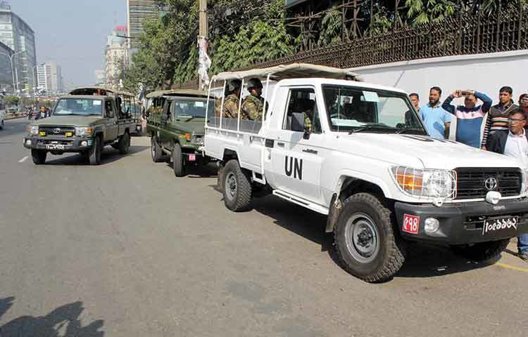 গাড়িতে টহল দিচ্ছে সেনাবাহিনীর সদস্যরা। ছবি : বিপ্লব দিক্ষিৎ