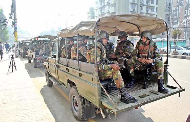 রাজধানীজুড়ের সেনাবাহিনীর টহল দেখা যায়। ছবি : বিপ্লব দিক্ষিৎ