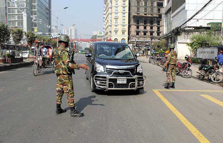 রাজপথে আইন-শৃঙ্খলা রক্ষার কাজে সেনাবাহিনী। ছবি : বিপ্লব দিক্ষিৎ
