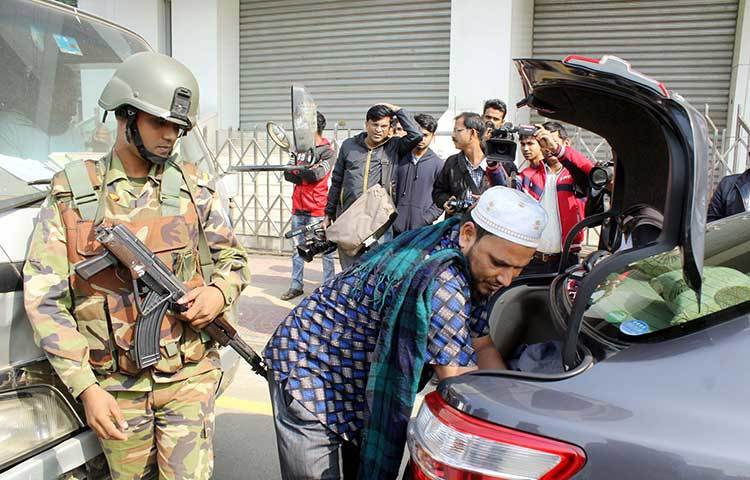 গাড়ি তল্লাশি করছেন সেনাবাহিনীর সদস্যরা। ছবি : বিপ্লব দিক্ষিৎ