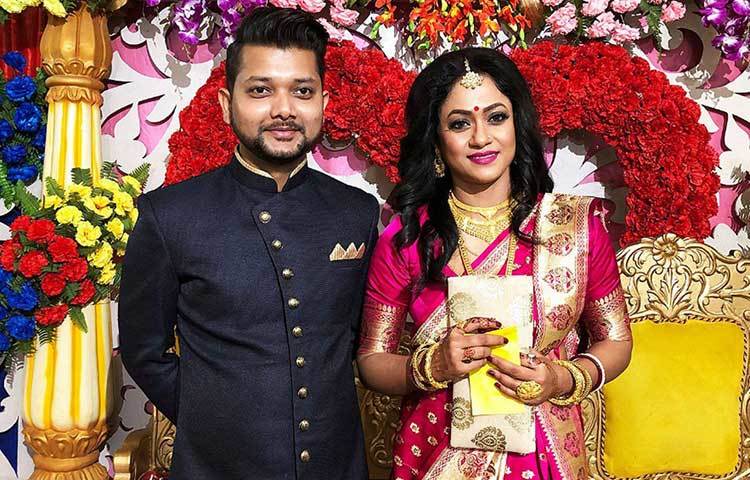 বিয়ের পরে ক্যামেরার মুখোমুখি মহুয়া-অরিত্র।