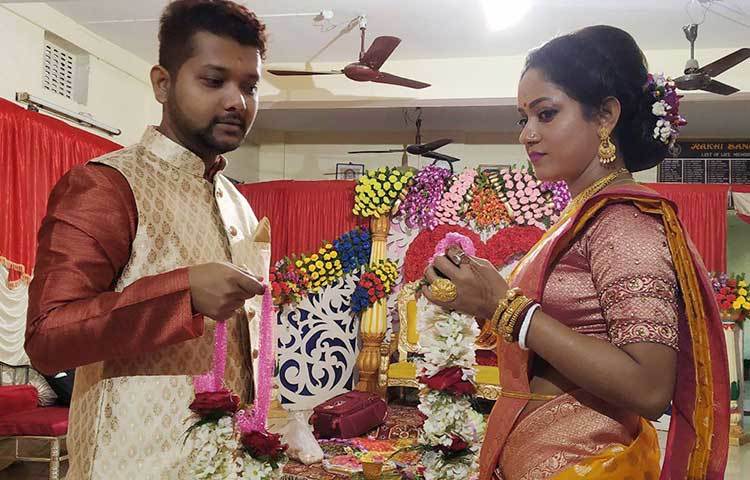 বিয়ের মালা বদল চলছে। মহুয়ার ক্যারিয়ারে এখনও পর্যন্ত হয়তো সবচেয়ে জনপ্রিয় অভিনয় ‘মা’ ধারাবাহিকে। এক সময় তুমুল জনপ্রিয় হয়েছিল ওই ধারাবাহিক।