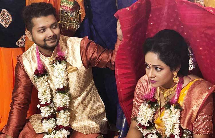 ঘোমটা খুলে নতুন বউকে দেখাচ্ছেন বর।