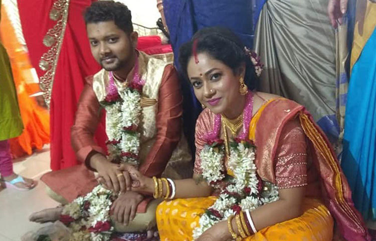 তবে অরিত্র-মহুয়ার অভিনয় শুধুমাত্র ধারাবাহিকে আটকে নেই। তাদের মঞ্চ অভিনয়ও প্রশংসিত। বেশ কিছুদিন ধরেই এই জুটির সম্পর্কের রসায়ন নিয়ে গুঞ্জন ছিল ইন্ডাস্ট্রিতে। অবশেষে শুভ পরিণয়।