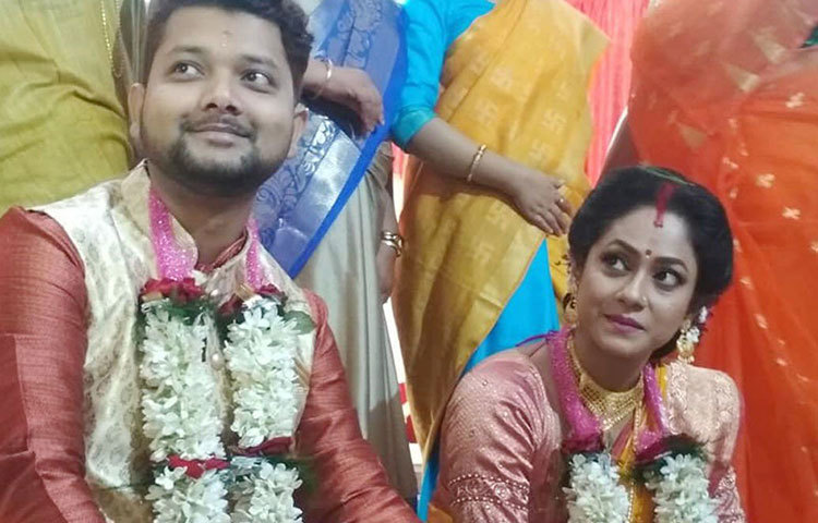 গায়ে হলুদ, মালাবদল, শুভদৃষ্টির পাশাপাশি বিয়ের দিনই রেজিস্ট্রিও করেছেন এই জুটি।