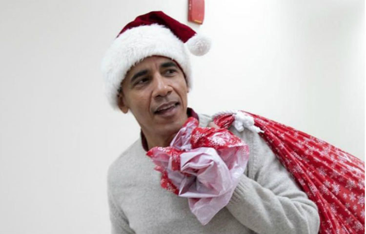 প্রাক্তন হয়ে গিয়েছেন তবে দেশবাসীকে ভুলে যাননি বারাক ওবামা। ওয়াশিংটনে শিশুদের হাসপাতালে সান্টা সেজে হাজির হলেন ট্রাম্পের পূর্বসূরী।