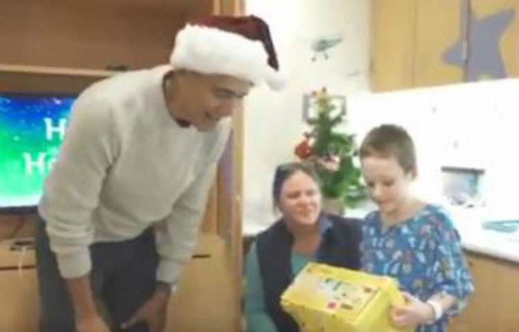 ঝোলা ভর্তি উপহার নিয়ে হাসপাতালে এলেন বারাক ওবামা। তাকে দেখেই উল্লাসে ফেটে পড়ে শিশুরা।