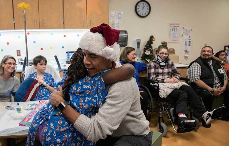 ভিডিও টুইট করে হাসপাতাল চিল্ড্রেনস ন্যাশনাল লিখেছে, ‘ধন্যবাদ বারাক ওবামা। আপনার অকস্মাৎ হাজিরা রোগীদের মুখে হাসি ফুটিয়েছে। আপনার সঙ্গ ও উপহার সকলের ভালো লেগেছে’।