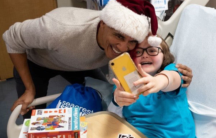 মার্কিন যুক্তরাষ্ট্রের ৪৪তম প্রেসিডেন্ট ছিলেন বারাক ওবামা। প্রাক্তন হওয়ার পর সপরিবারে ওয়াশিংটনেই থাকেন। গত বছরও সান্তা সেজে একটি স্কুলে গিয়েছিলেন ওবামা।