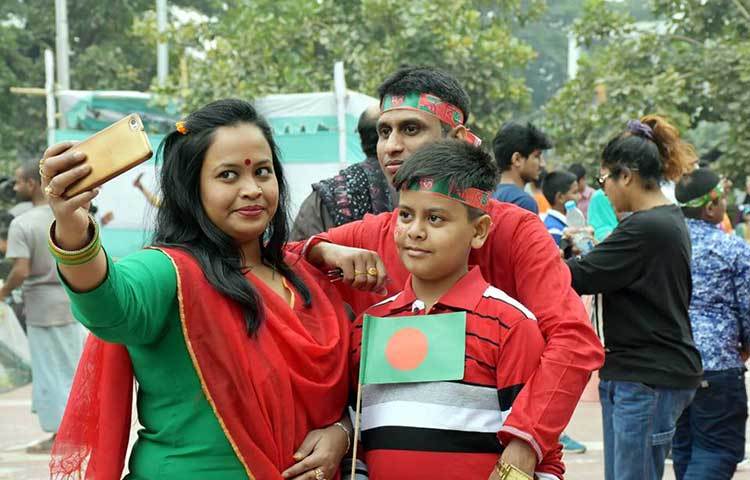 বিজয় দিবসের পোশাকে নিজেদের সেলফি বন্দি করছেরন তারা। ছবি : বিপ্লব দিক্ষিৎ