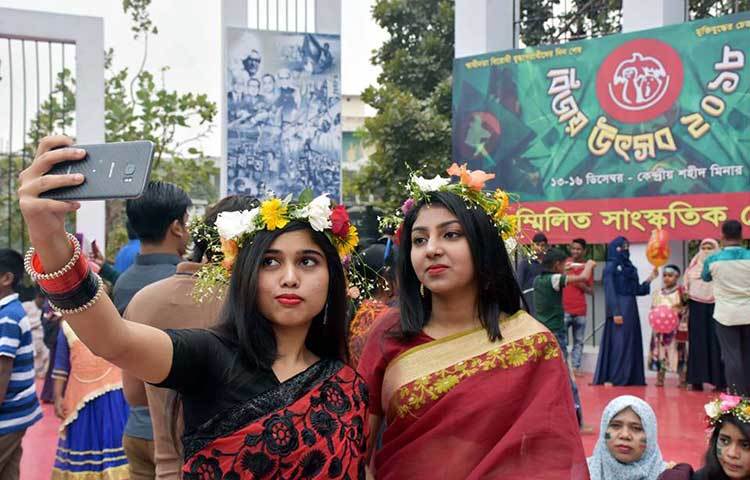 বিজয়ের আনন্দে দুই তরুণী সেলফি বন্দি হচ্ছেন। ছবি : বিপ্লব দিক্ষিৎ