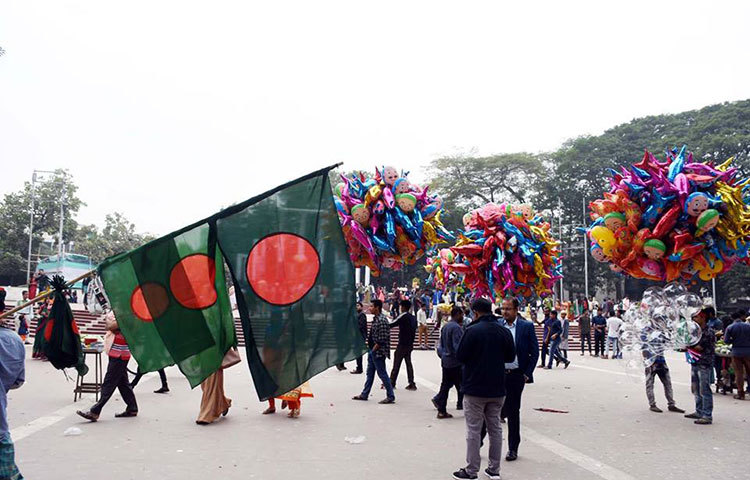 আজও বিক্রি হচ্ছে জাতীয় পতাকা। যারা বিজয় দিবসে ঘুরতে এসেছেন তারা কিনছেন এ পতাকা। ছবি : বিপ্লব দিক্ষিৎ