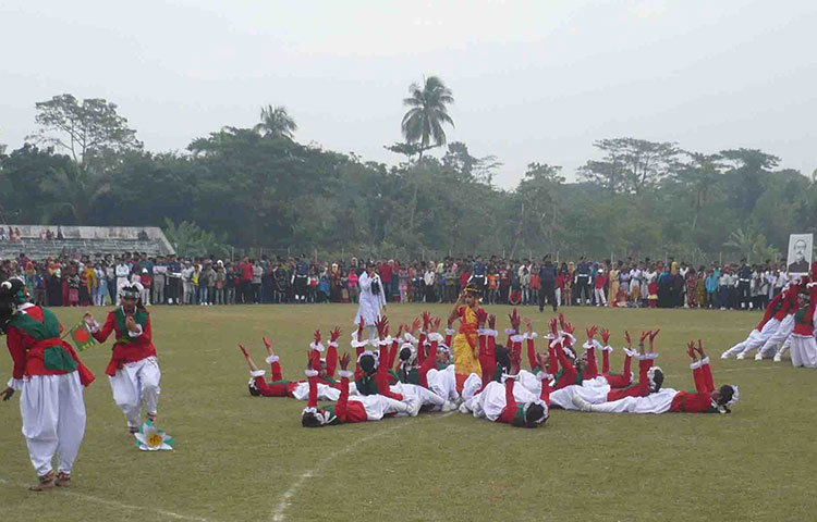 বিজয় দিবসের বর্ণিল আয়োজন দেখতে ছুটে এসেছেন হাজারো মানুষ। ছবি : হাসান মামুন