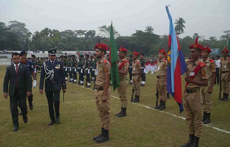 বিজয় দিবসের গার্ড অব অনার প্রদান করা হচ্ছে। ছবি : হাসান মামুন