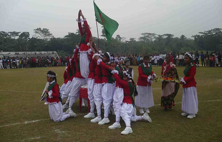বিজয়ের পতাকা তুলে ধরছে শিক্ষার্থীরা। ছবি : হাসান মামুন